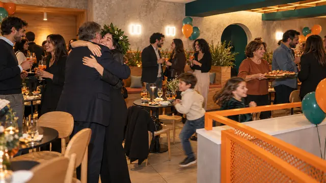 Una festa di laurea, la ragazza con la corona d'alloro abbraccia il padre e i bambini corrono fra i tavoli.